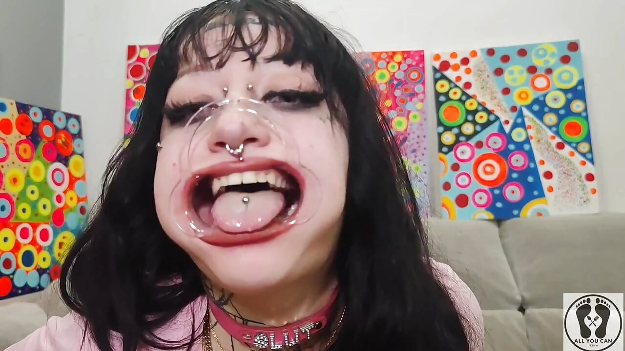 Chica bimbo con curvas boca fetiche de lengua
