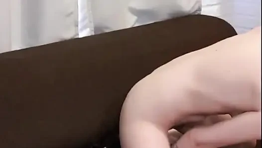 Heiße blondine bohrt in dieser pOV-szene ihre muschi mit einem dildo
