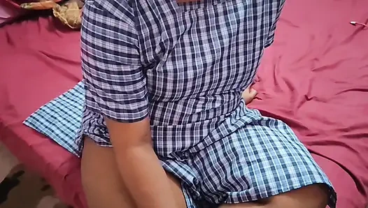 Помогаю моему сводному сделать его маленький хуй больше, разговаривая как грязная шлюха на хинди