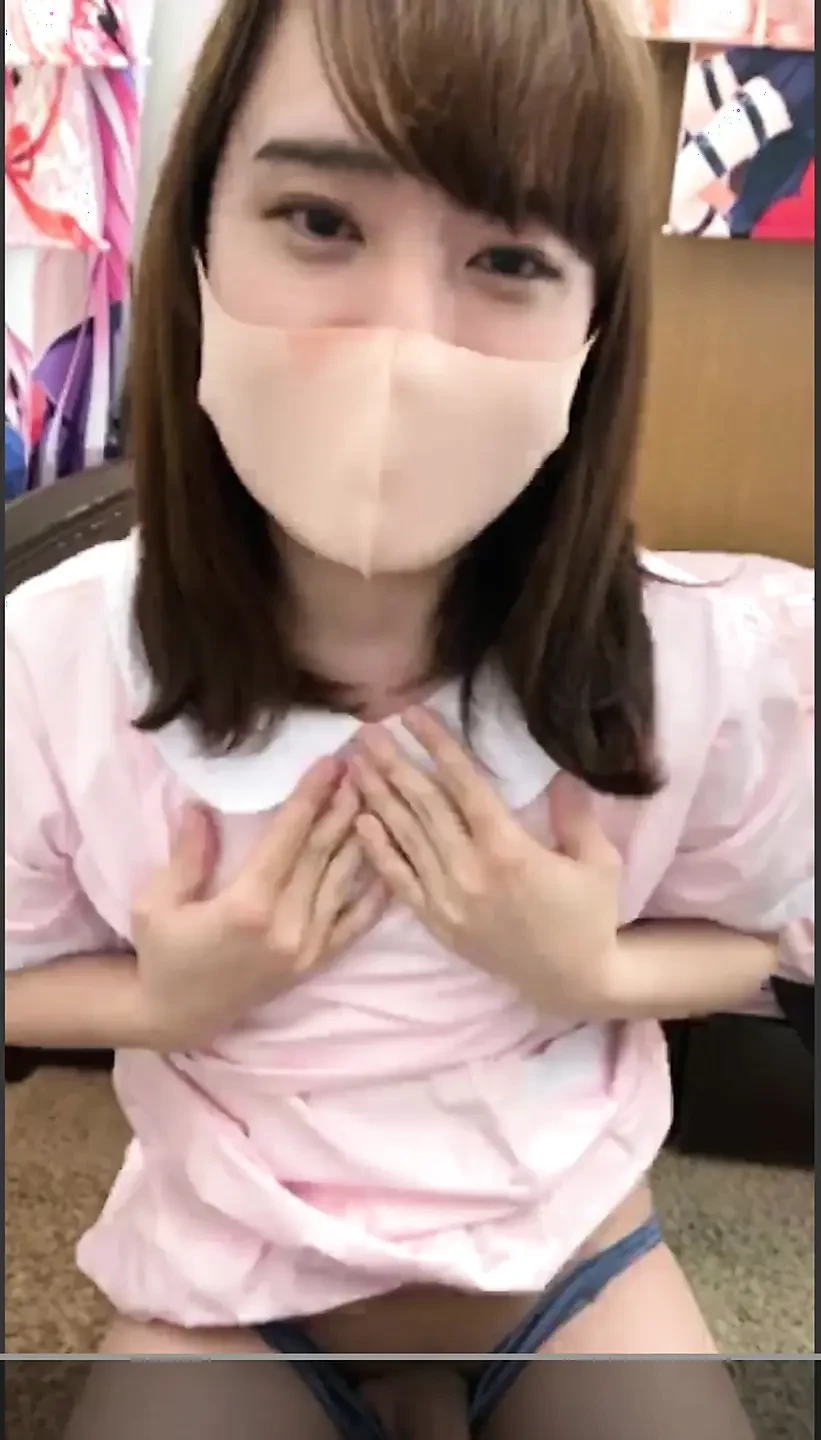 Minami-chan, vem jag älskar, kommer att vara cosplay onanerar framför alla