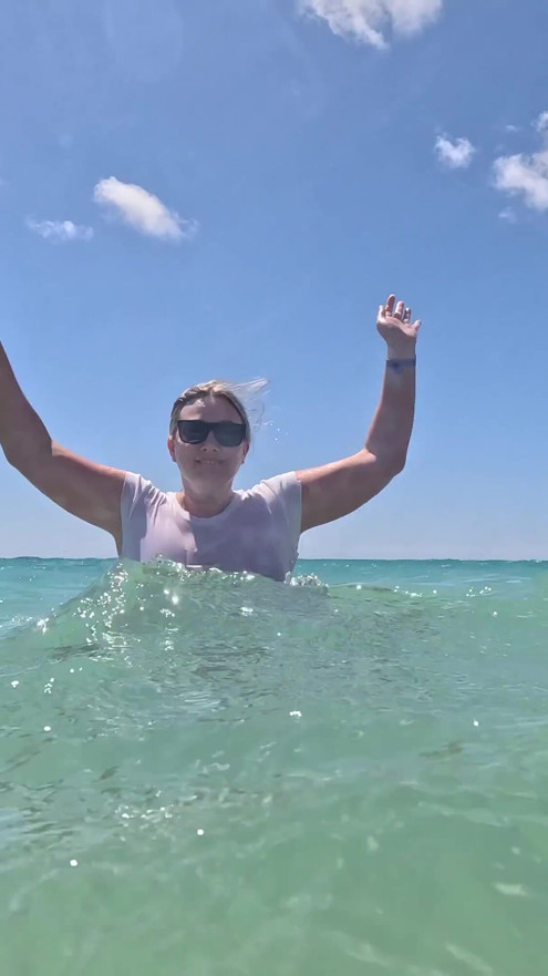 Wet White T-shirt Swimming Underwater
