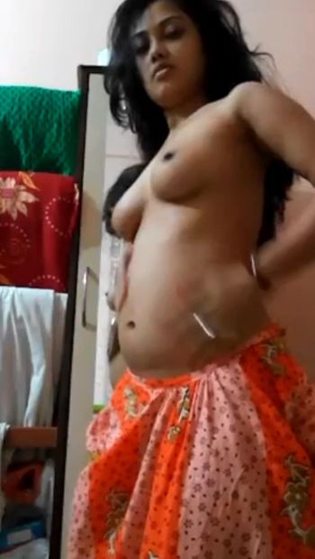 Desi bhabi showing boobs
