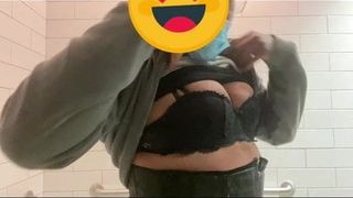 Un travesti noir à forte poitrine taquine dans les toilettes publiques