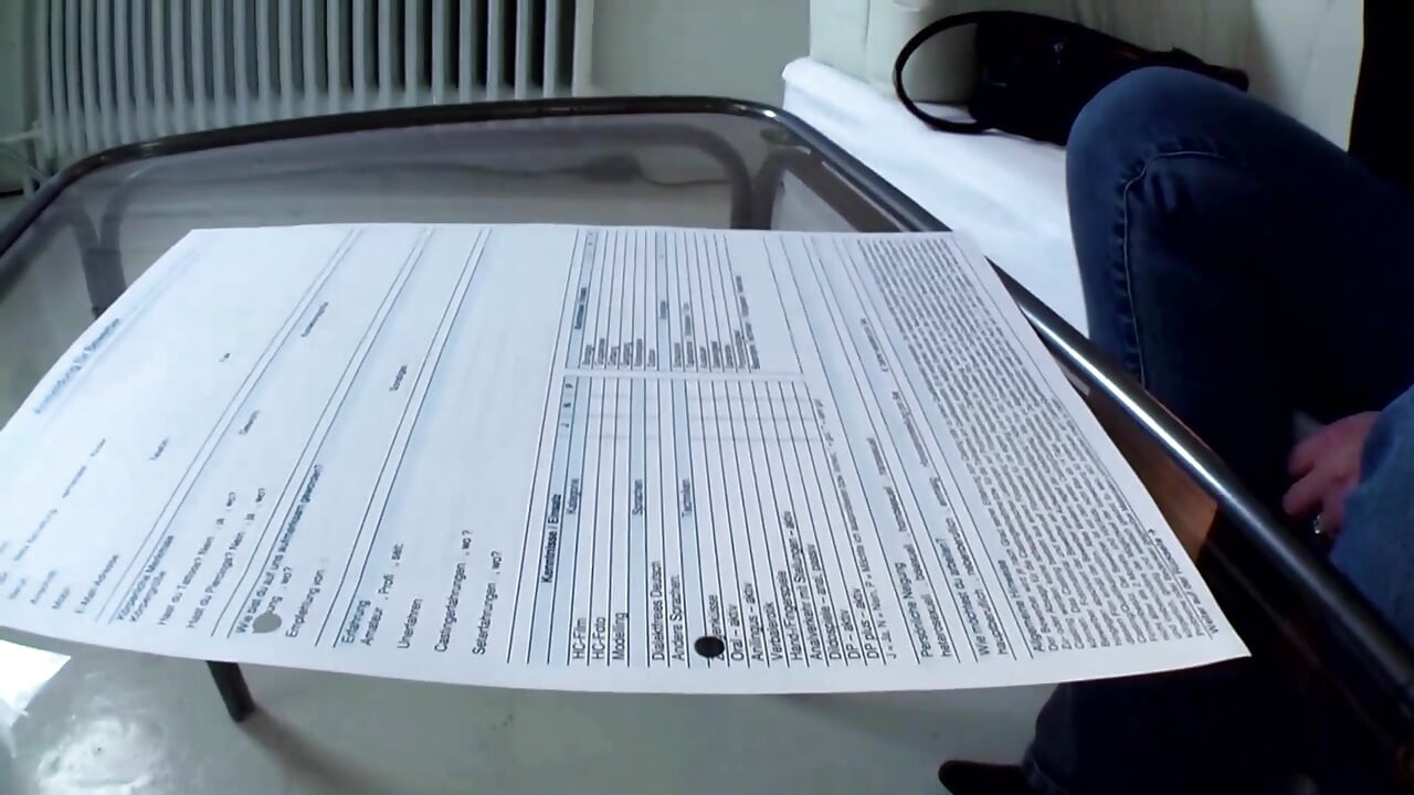 Γυναίκα με κοντά κόκκινα μαλλιά αυνανίζεται σε κοντινό βίντεο