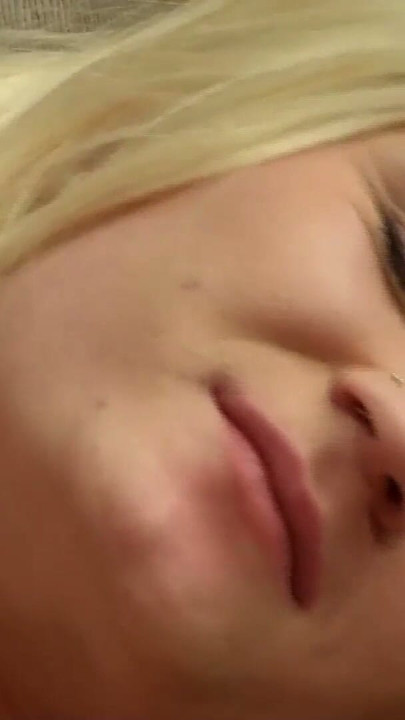 Junge Blondine mit grossen Titten wurde beim Interview geil und laesst sich ficken | Clip 2