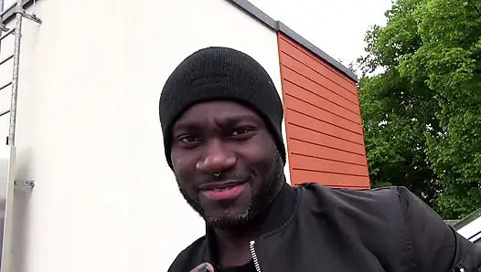 Сногсшибательную татуированную блондинку трахнул на улице большой черный член