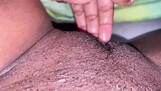 HIZMETÇI YENI VIBRATÖRÜYLE ıSLANıYOR