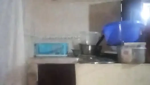 Patron beni sikmek için mutfağa geliyor, yarağı beni heyecanlandırıyor
