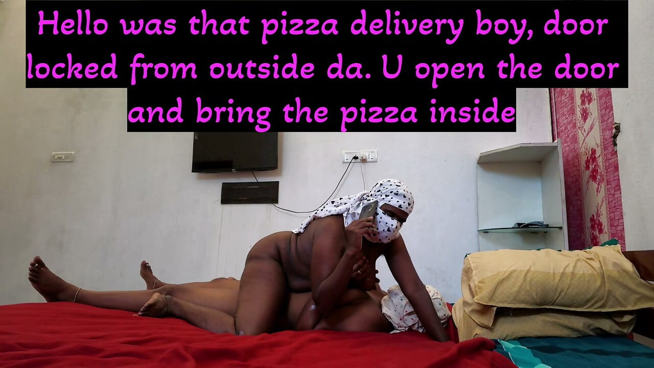 Lezbiyenler kapıda sıkışmış ve pizza kuryesi