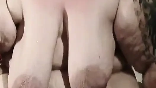 Yarağa tükürüyor ve sonra üstte zıplıyor