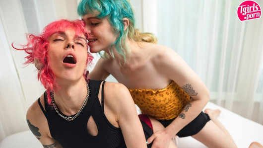 Tgirls.porn: Poppy & Sierra bienen sich gegenseitig