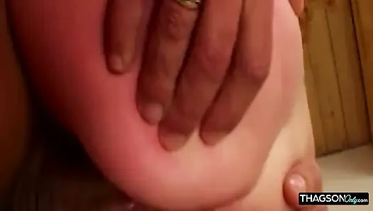 Büyük zenci yarağı gırtlağına kadar öğürüyor drool fest - ahegao sürtük her yere sızdırıyor