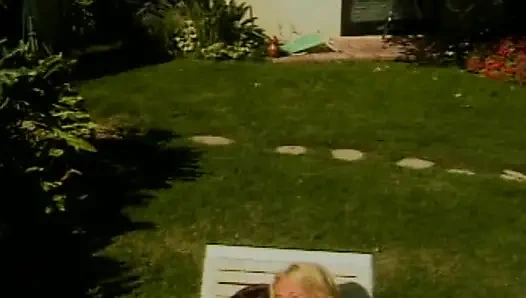 Милфа-блондинка с большими сиськами скачет на хуе на заднем дворе