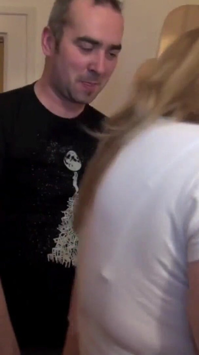Must-see moment from "Die Nachbars Milf mit enger Fotze auf der Couch befridigt"