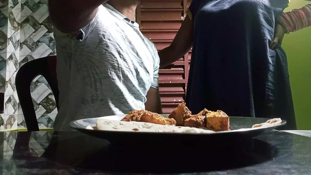 Kitchen me aunty ji ko ache se lund ka maja diya padosi devar ne