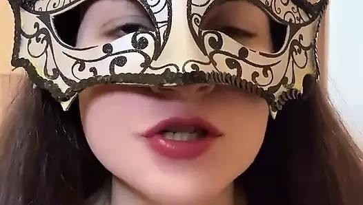 Русская Разговорчивая Милашка В Чулках И На Каблуках Танцует Стриптиз