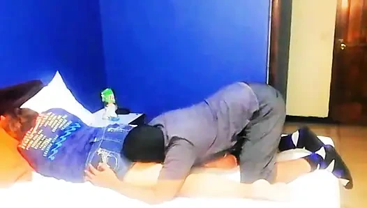 Aku menemukan ibu tiriku di kamarnya dan aku menjilati memeknya