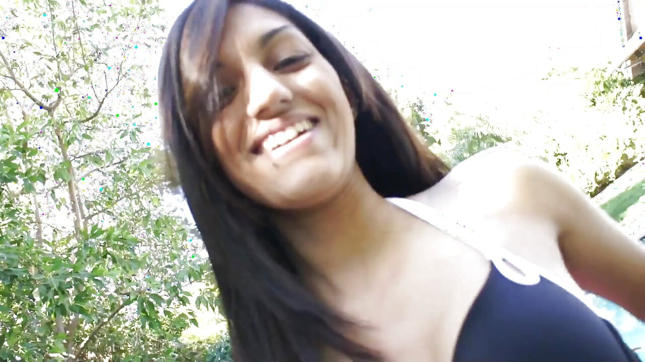 Jovem Elena Nichols, uma puta recebe sua buceta recheada ao ar livre