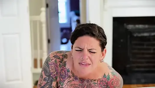 Carrie capri makineyle domalarak sikiliyor ve sert boşalıyor!