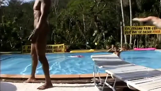 Wunderschöne latina wird auf einer poolparty in den arsch gefickt