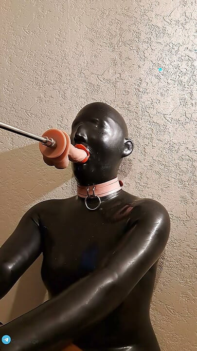 Huấn luyện búp bê ngậm sâu họng với mặt nạ silicone
