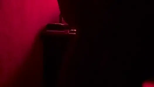 Интенсивный романский секс в красной комнате приводит к кримпаю