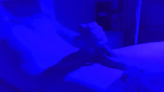 Azgın adam kendi kendine mastürbasyon yapıyor