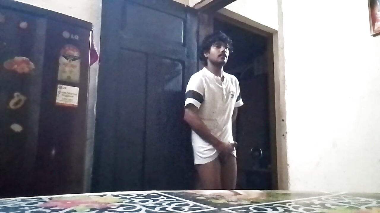 Chico de aldea desi solo en casa por la noche
