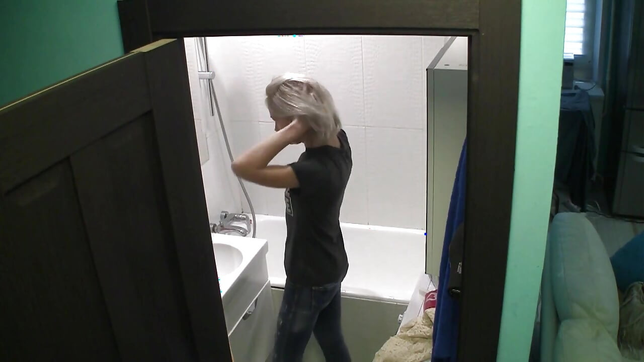 Mamă sexy frumoasă goală în baie