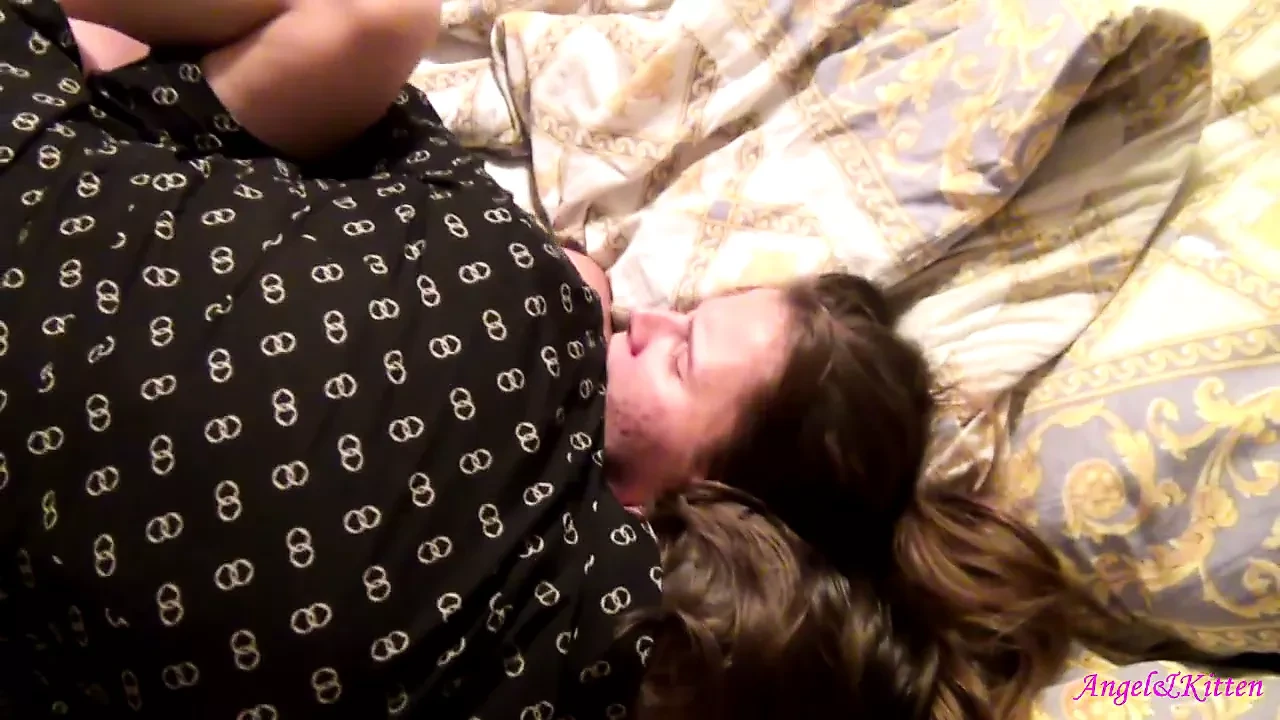 Karısı kocasının arkadaşıyla sikişiyor