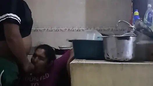Karyawan ngentot dan nyepong kontol sambil cuci piring