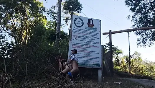 Pengemudi aplikasi wanita menghentikan mobil di luar ruangan untuk dengan penumpang!