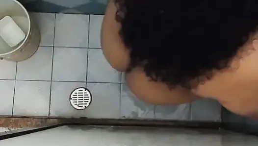 Aku nelpon adik iparku di kamar mandi dan merekamnya tanpa sepengetahuannya
