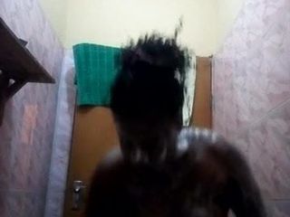Iubita mea nigeriană face duș
