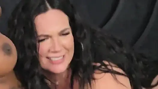 İri göğüslü iri güzel kadın teslimat kızı çift tarafından baştan çıkarılıyor