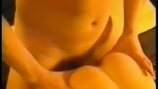 Sexy hure in roten dessous bekommt ihre enge muschi mit einem massiven schwanz gefüllt