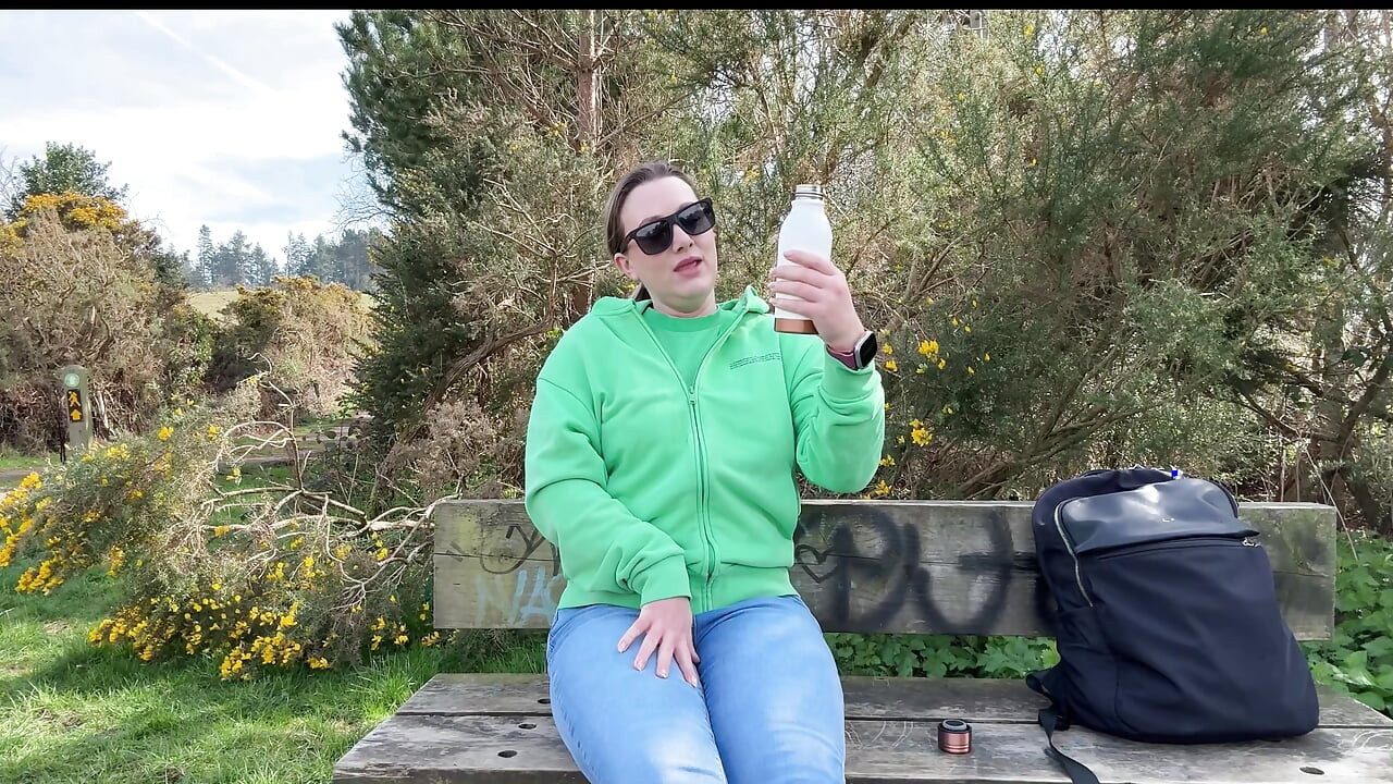Un Jean Mouillage En Plein Air Désespéré Sur Le Sentier Public