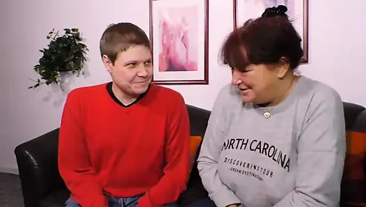 İri göğüslü tombul dövmeli orta yaşlı seksi kadın genç yarağı ağzında amında seviyor