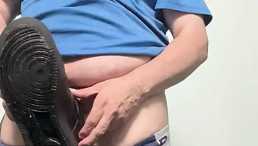 Rick Crete Nathaniel'in siyah koşucularını yalıyor