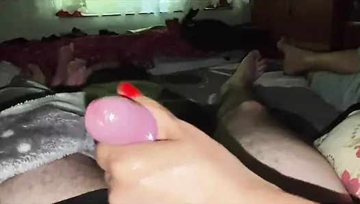 Schmutziger handjob! Ich liebe es, mit seinem schwanz zu spielen. POV-dominanz