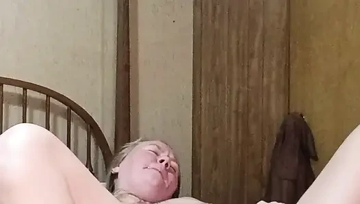 Возбужденная милфа по вызову