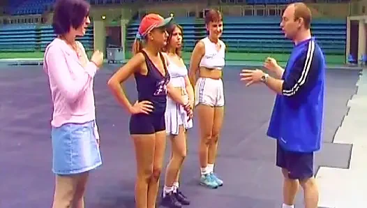 Sevimli Fransız genç kız soyunma odasında sikiliyor