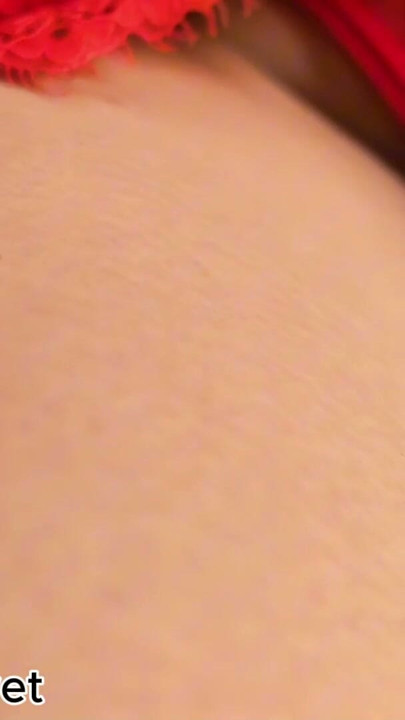 POV amatorska para czerwona bielizna dildo jebanie + ręczna robota wzajemna gra - wielki wytrysk na całą sukienkę | Klip 1