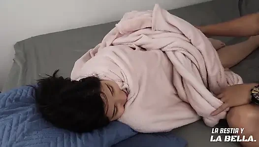 Камшот сводного брата на мои ступни, и я сосу его сперму в любительском видео