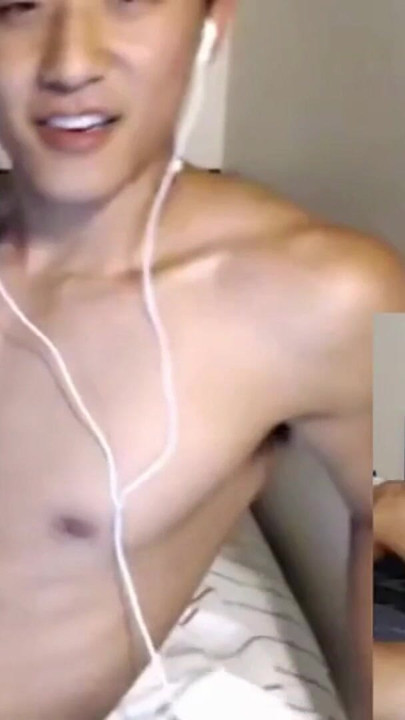 Ključni trenutak iz "Real Gay Twink Live Cam Moans, Dirty Talk & Cum Eating Finale"