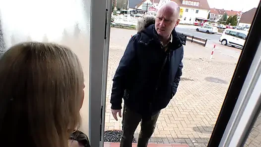 Ateşli kadınlar açık havada, üçlü seks ve anal sikiş seks sahneleri yapıyor
