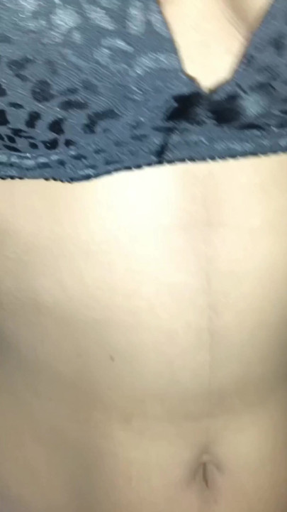 Bakış açısı - azgın bir kız yağlanmış amcığının yanında yarak alıyor ve siyah sutyen içinde biniyor. | Klip 1