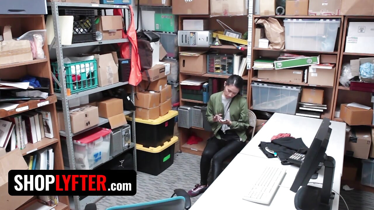 Shoplyfter - Jade Noir, Asiatique mince et malicieuse, se fait prendre en train de voler et se fait discipliner par un officier pervers