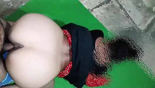 ससुर अपनी छोटी बहू को रात में झोपड़ी बनाकर पूरी रात छोड़ देते हैं, ससुर घोड़ा बनाते हैं और पूरी रात बहू को रगड़ते हैं, उनका बेटा बाहर है।