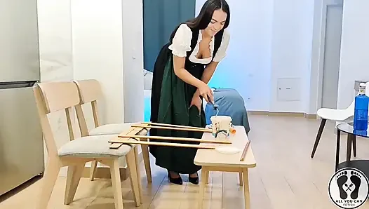 Австрийская женщина в Dirndl становится грязной